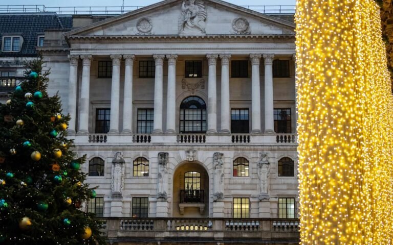 UK banks cut interest rates on savings