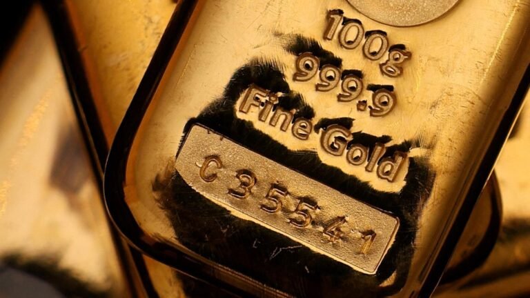 Gold prices dip ahead of US payrolls data