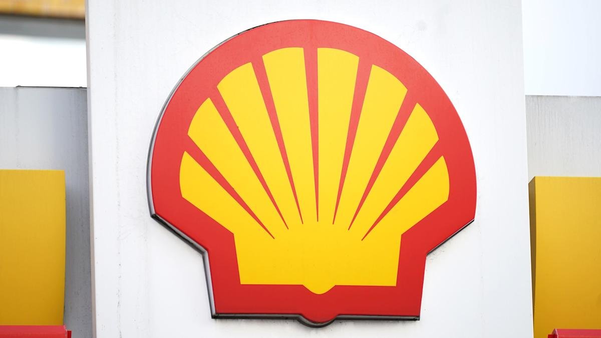 Shell's energy trading division decline
