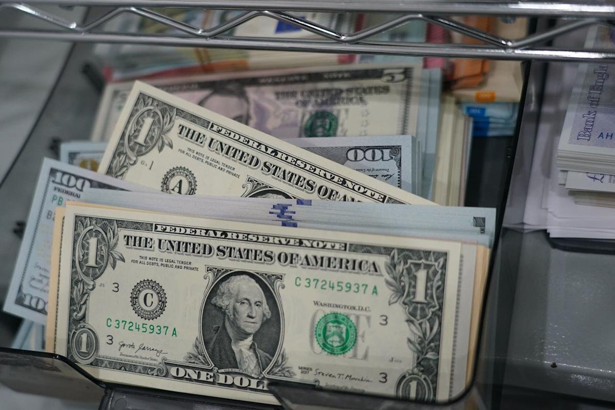 US dollar rises despite Trump turmoil